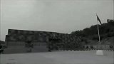 士兵大胆推测, 他们要化妆成女人, 给蓝军造成重大的摧残!
