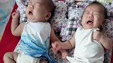双胞胎宝宝躺在床上一起，还真是有默契，好可爱！