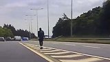 疯狂！英国警察发现一名男子试图骑电动滑板车进入高速公路