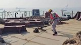 船员放船锚，这速度看着都怕