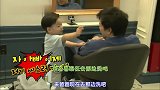 万岁给爸爸吹完头发，让爸爸去洗头，哈尼化身帅气都市男