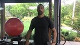 英超-1718赛季-费迪南德退役后仍不忘健身 双手举哑铃小菜一碟-专题