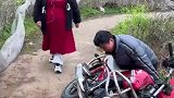 死鸭子嘴硬，非说自己是大男人不要帮忙，这下后悔了吧？