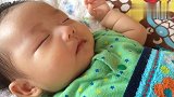 太萌了！小宝宝做梦在吃奶,醒了看见妈妈好像还有点害羞！