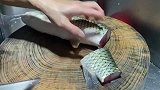 中国顶尖的厨师技术, 将鲜鱼切丝薄如蝉翼, 可以说是吹弹可破
