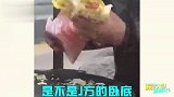 摆摊天才各显神通，就是这操作有点骚