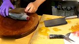 《舌尖上的美食》铁甲鱼切肉处理，这种鱼的鱼鳞非常坚固！