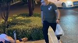 凌晨下班在公交站见到这一幕，无比心酸，一点心意希望能帮到他！