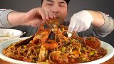 看他把整个虾嚼了，莫名的喉咙好痛！最后海鲜汤泡饭简直绝了！