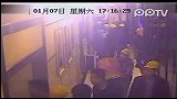长沙惊现打砸门地下110出警视频曝光