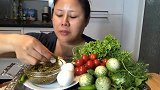 泰国大妈吃营养鸡蛋餐，各种生蔬菜吃的真香啊