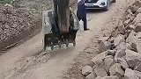 司机拦下婚车车队，求个红包沾喜气，这红包有点小气了
