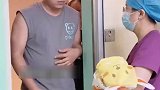 儿媳在产房生产，门外婆婆哭成泪人，看到护士后立马询问儿媳