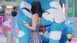 时尚街拍：豹纹裙杀伤力太大，一般人驾驭不了