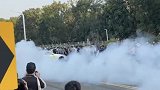 中国台湾：封街赛车竞速失控冲撞人群致6人伤 包括一名孕妇