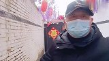 大衣哥朱之文和来自千里之外一一陕西西安的游客合影留念