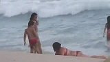 比基尼胖妹海边游泳糗事多