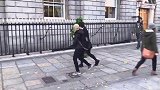 搞笑草人恶作剧，专门在街上吓路人，美女被吓的骂脏话