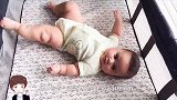 妈妈跟宝宝一起睡觉，接下来请注意宝宝的举动，看一次想笑一次