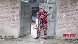 短剧：怀孕2：小偷又来骗钱，妈妈一气之下把小偷绑树上，真解气