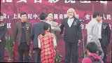 70岁张纪中出游，被偶遇小娇妻依偎老公怀里