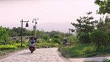 大老板派眼线在路边，一看村主任来了就立马停工