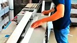 包装履带加工车间，师傅这手速，还以为是循环播放！