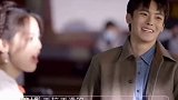 被工作人员问有没有亲密戏 然后妹妹摔倒被扶住 工作人员起哄俩人在一起
