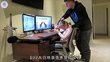 男友为方便下手，将女友绑了起来，女友奋力挣扎后脸逐渐扭曲