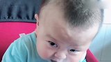 小宝宝第一次学习用奶瓶喝水，看见妈妈在拍视频，竟还不好意思了