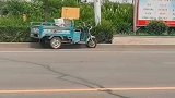 三轮车失控跑出两个路口，会拐弯磕倒了爬起来继续跑