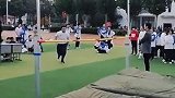 男生跳高一跃而过，老师柔韧性好纵享丝滑