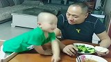 小情人才一天没见爸爸，就这么亲密，妈妈都看不下去了！