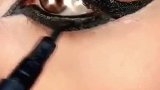印度小姐姐的眼妆，眼线完全是精髓，家里没矿都买不起眼线笔