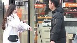 小姐姐让小哥哥帮忙戴耳捂子，小哥哥一口拒绝！