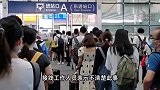 高铁站一女子光脚踩座位被提醒,当场反怼:再这样扇你!车站回应