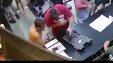巴西男子试枪子弹突然射出 在柜台反弹了两次后击中友人