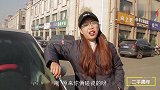小伙专业碰瓷，却被车主的玩具蛇糊弄，反而倒贴2500元