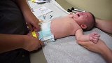 小baby打疫苗被一连被扎三针，疼得打颤哭到失声，看着心疼