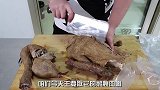 老猫今天做烤鹅，配上大葱一起吃，皮脆肉嫩，吃着不错