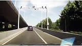 上坡也要保持车距啊，车尾都给人撞皱了