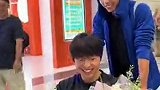 李镇全接受手术返回重庆在机场偶遇汪士钦