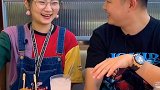 看到满桌子的美食，小哥哥小姐姐笑的特别开心