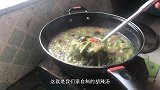 河南家庭自制胡辣汤，木耳西红柿豆角韭菜乱炖，你说好吃吗？