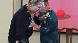 男子在朋友的生日宴会上拍下搞笑一幕，两个人互相往身上抹蛋糕