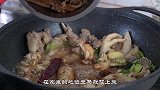 小鸡炖蘑菇最好吃的做法，口感鲜嫩醇香，蘑菇滑溜溜的可好吃了