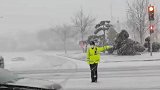 威海交警以雪为令，疏堵保畅通