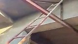 焊铁师傅神操作，咋把梯子也搭里了