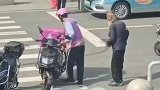 就问你扶不扶，这可不是老弱病残，练家子，老头最后还亮武功了