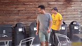 街边拉椅子恶作剧：路人一屁股坐到了地上，超缺德的！